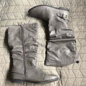 Maurice’s gray boots